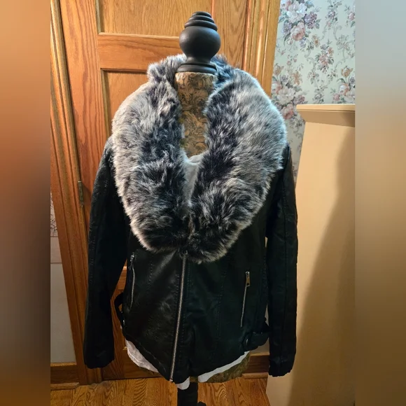 Faux Leather jacket with detachable faux fur collar - Picture 2 of 9